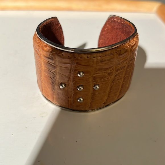 New never worn studded open cuff genuine crocodile - Picture 3 of 5